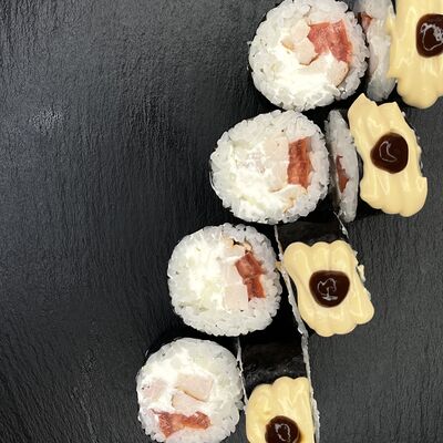 Ролл с копченой курочкой и сырным муссом в Докими по цене 465