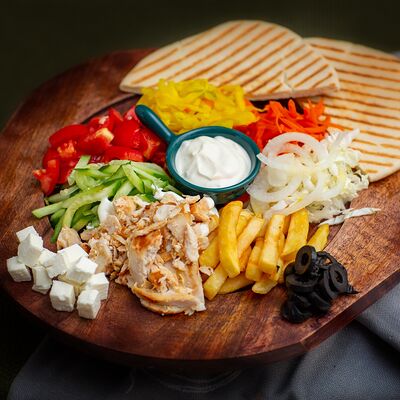 Шаверма греческая на тарелке в #Шаверма_хауз по цене 550 ₽