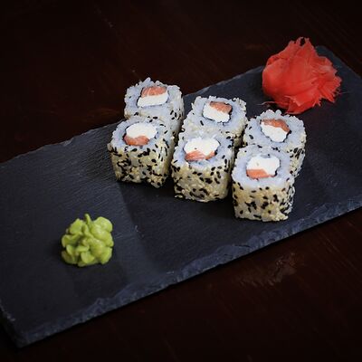 Ролл Сливочный лосось в ПапаРони по цене 380 ₽