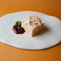 Миндальный Наполеон с ягодным соусомв Круча