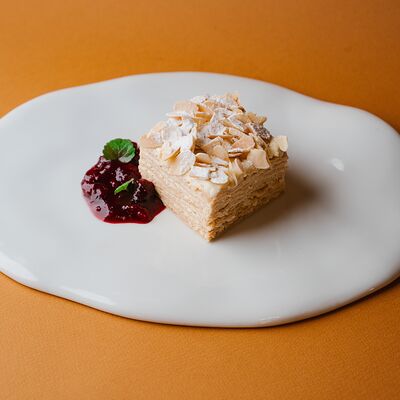 Миндальный Наполеон с ягодным соусомв Круча по цене 600 ₽