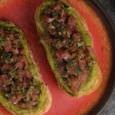 Брускетты с тунцом и гуакамолев Ленинградский Экспресс по цене 650 ₽