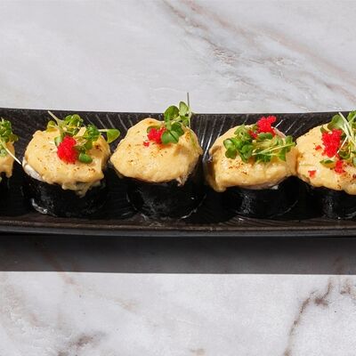 Запеченный ролл с гребешком в Hiro izakaya по цене 655 ₽