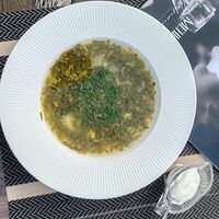 Щи из щавеля с перепелиным яйцом и желтой курицей в Современники