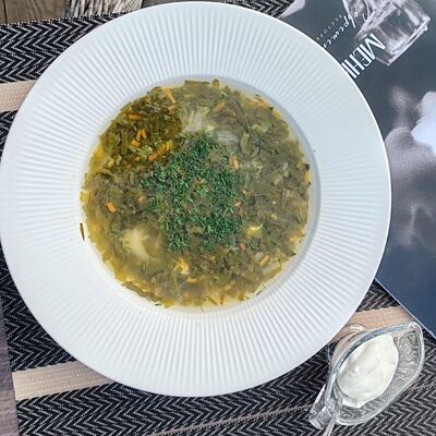 Щи из щавеля с перепелиным яйцом и желтой курицей в Современники по цене 520 ₽