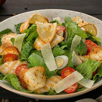 Салат Цезарь с курицей в Grill city по цене 390 ₽
