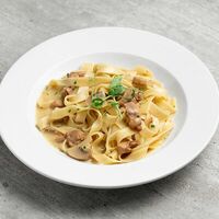 Тальятелле с куриным филе и грибами в Pasta Bar