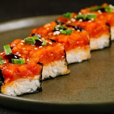 Суши Осидзуси с лососем в Пхипхи по цене 690 ₽