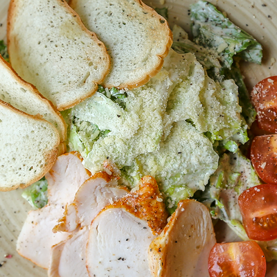 Салат цезарь с курицей в Pizza Volante по цене 950 ₽