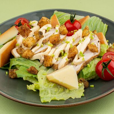 Салат с куриным шашлычком в Усадьба по цене 345 ₽