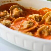 Запеченные пельмени с птицей в томатном соусе в Чемодан