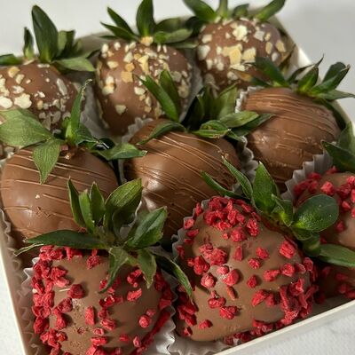 Клубника в шоколаде в белой коробочке в Кондитерская Конфетка Питер по цене 1900 ₽