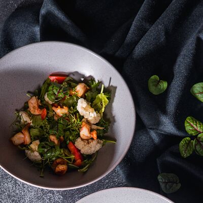 Салат с креветками и маринованной цветной капустой в Tre/Quarti по цене 890 ₽