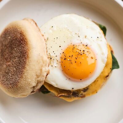 Английский маффин с бифштексом и сыром чеддер в The Odi по цене 26 р.