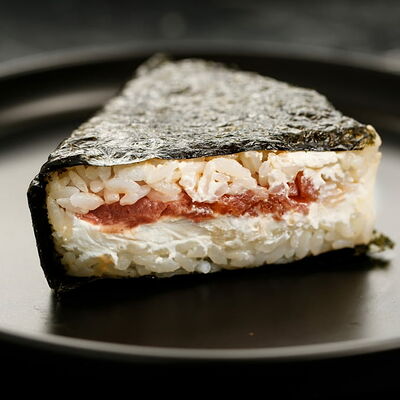 Онигири спайси тунец в Жиши суши по цене 259 ₽