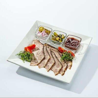 Брискет с битыми огурцами, соусом BBQ, ялтинским луком и перцем халапеньо в The Brasserie по цене 650 ₽