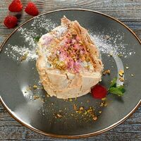 Меренговый рулет с малиной в Колхида Palace