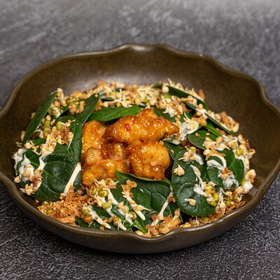 Хрустящий цыпленок со шпинатом и проростками маша в Smoky People по цене 650 ₽