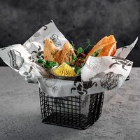 Хлебная корзина с зеленым маслом в SB Burgers