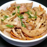 Wok с копченостями в Япона Мама