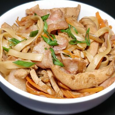 Wok с копченостями в Япона Мама по цене 489 ₽