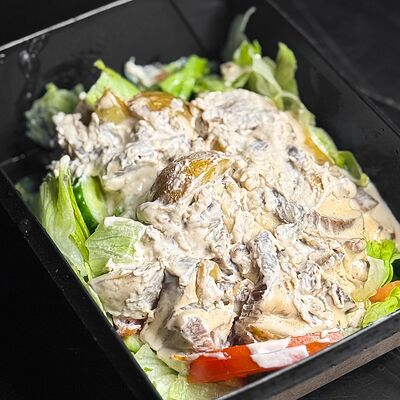 Теплый салат с телятиной в Крылья по цене 490 ₽