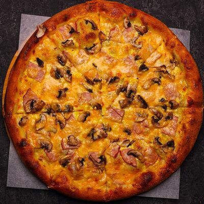 С ветчиной и грибами пицца в Kitchen lab по цене 1090 ₽