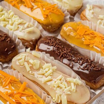Ассорти эклеров, 10 шт. в Svekla Catering по цене 1050 ₽