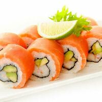 Ролл с креветкой и лососем в Fusion Sushi