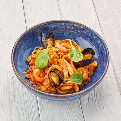 Спагетти с морепродуктамив Пармезан по цене 865 ₽