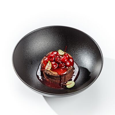 Шоколадный фондан с вишневым соусом в The Brasserie по цене 540 ₽