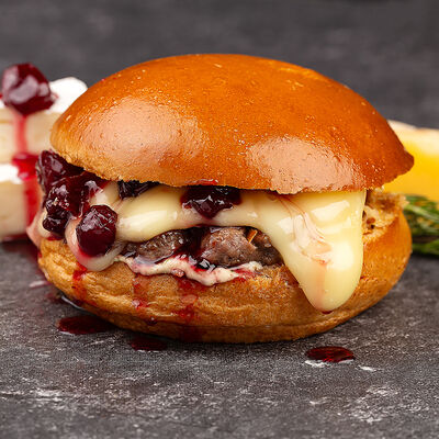 Бургер Вишневый камамбер в Крылышки & Рёбрышки по цене 923 ₽