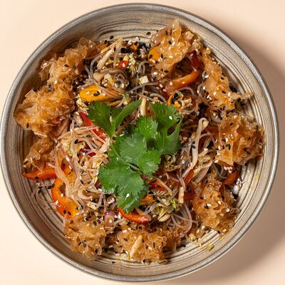 Салат с мидиями и овощами в устричном соусе в Мастер Ли по цене 650 ₽