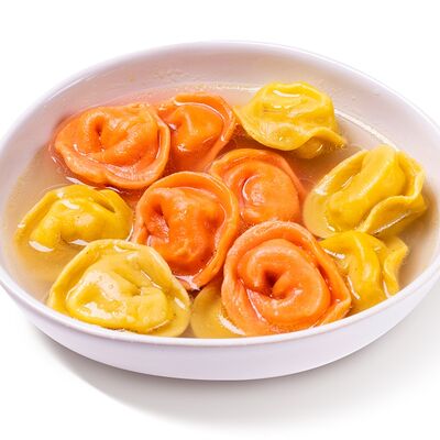 Пельмени с курицей и сыром 16 с бульоном в Сковородовна по цене 349 ₽