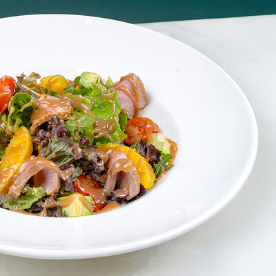 Салат с утиным филе и апельсином в имбирно-медовом соусе в Вартазия по цене 950 ₽