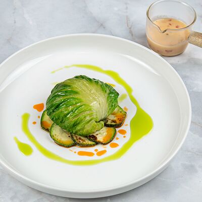 Котлета из индейки в одеяле из салата ромейн и цукини в Bambini bar по цене 780 ₽