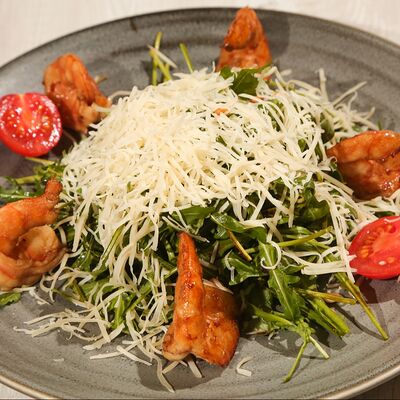 Руккола с тигровыми креветками в Троя по цене 720 ₽