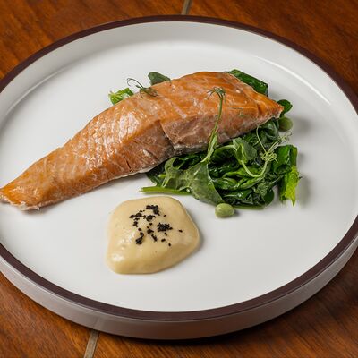 Запеченный лосось со шпинатом, зелеными бобами и муссом манго-маракуйя в The 312 по цене 1950 ₽