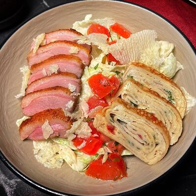 Цезарь с утиной грудкой в Kirova street по цене 370 ₽