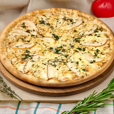 Пицца с грушей и горгонзолой в Food74 Court Суши Пицца по цене 915 ₽