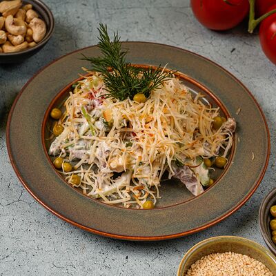 Тёплый салат Каприз в КАФЕ ВЕСНА по цене 650 ₽