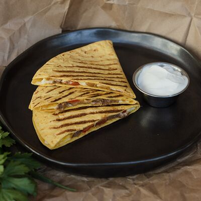 Кесадилья Острая с говядиной и сыром в Crafty Radler по цене 459 ₽