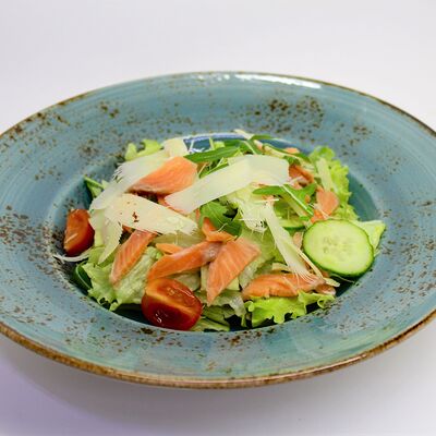 Салат с форелью, авокадо и сыром в La Terrasse по цене 600 ₽