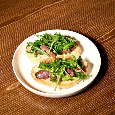 Брускетты с ростбифом, руколой и тайским соусомв Пьяцца по цене 480 ₽