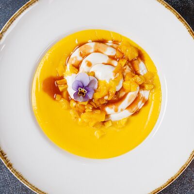 Тыквенный суп с манго и сырным муссом в Макароны по цене 580 ₽