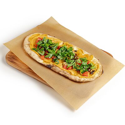 Фокачча с хумусом, оливками и томатами в Магадан по цене 440 ₽