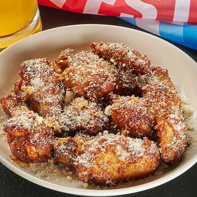 Куриные крылышки BBQ с пармезаном. Зер Гросс в Хмель и солод по цене 1449 ₽