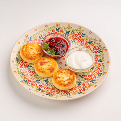 Сырники из Рикотты со сметаной и ягодным соусом в Сыроварня по цене 69000 сум