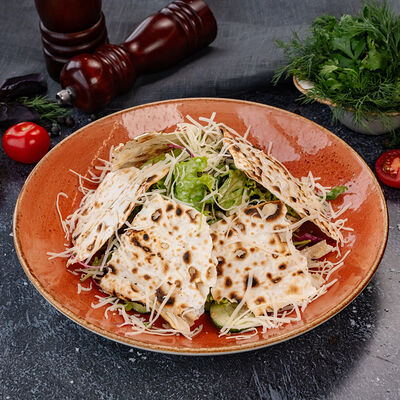 Салат с цыпленком конфи в КРЫША по цене 680 ₽