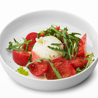 Буррата с томатами в Mojo